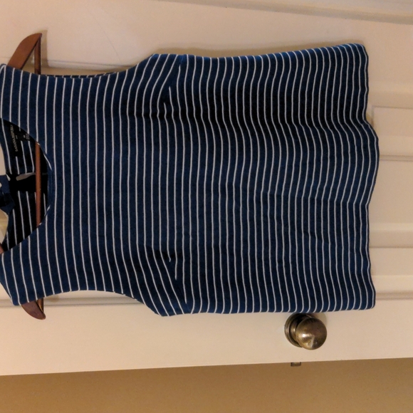 Banana Republic sleeveless shirt blouse. - Picture 2 of 4